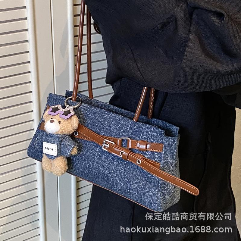 Underarm bag women's 2025 new high-end foreign-style women's summer versatile niche design shoulder portable baguette bag