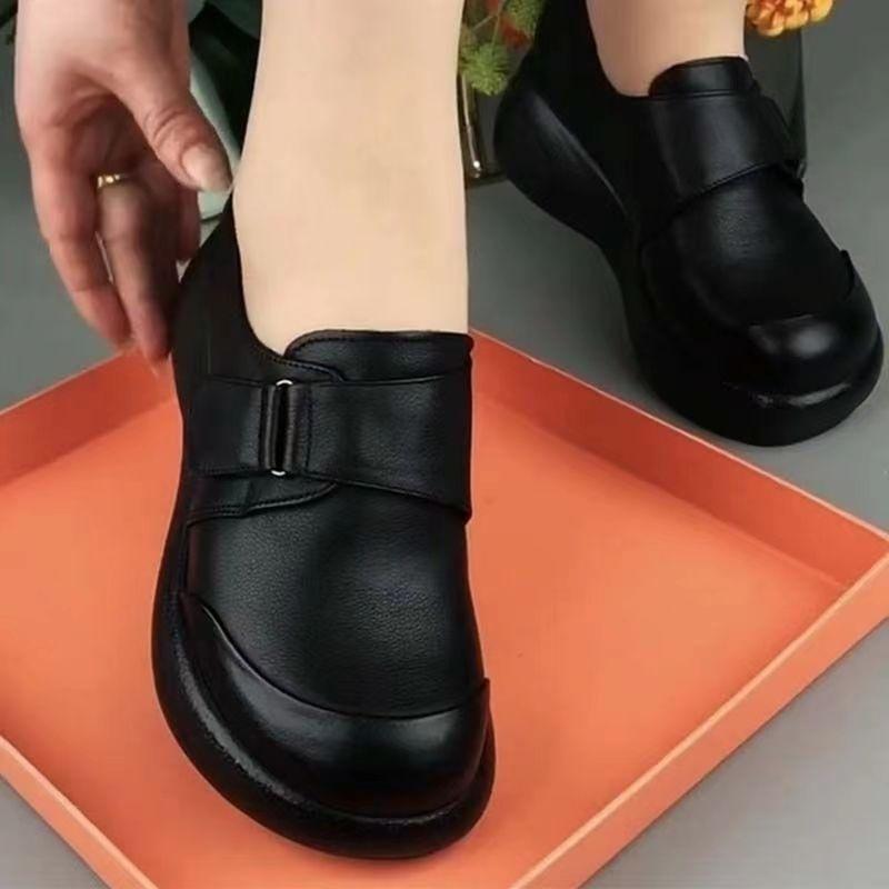 Single shoes women's 2025 spring and autumn new round head non-slip flat bottom retro lightweight soft sole mother shoes