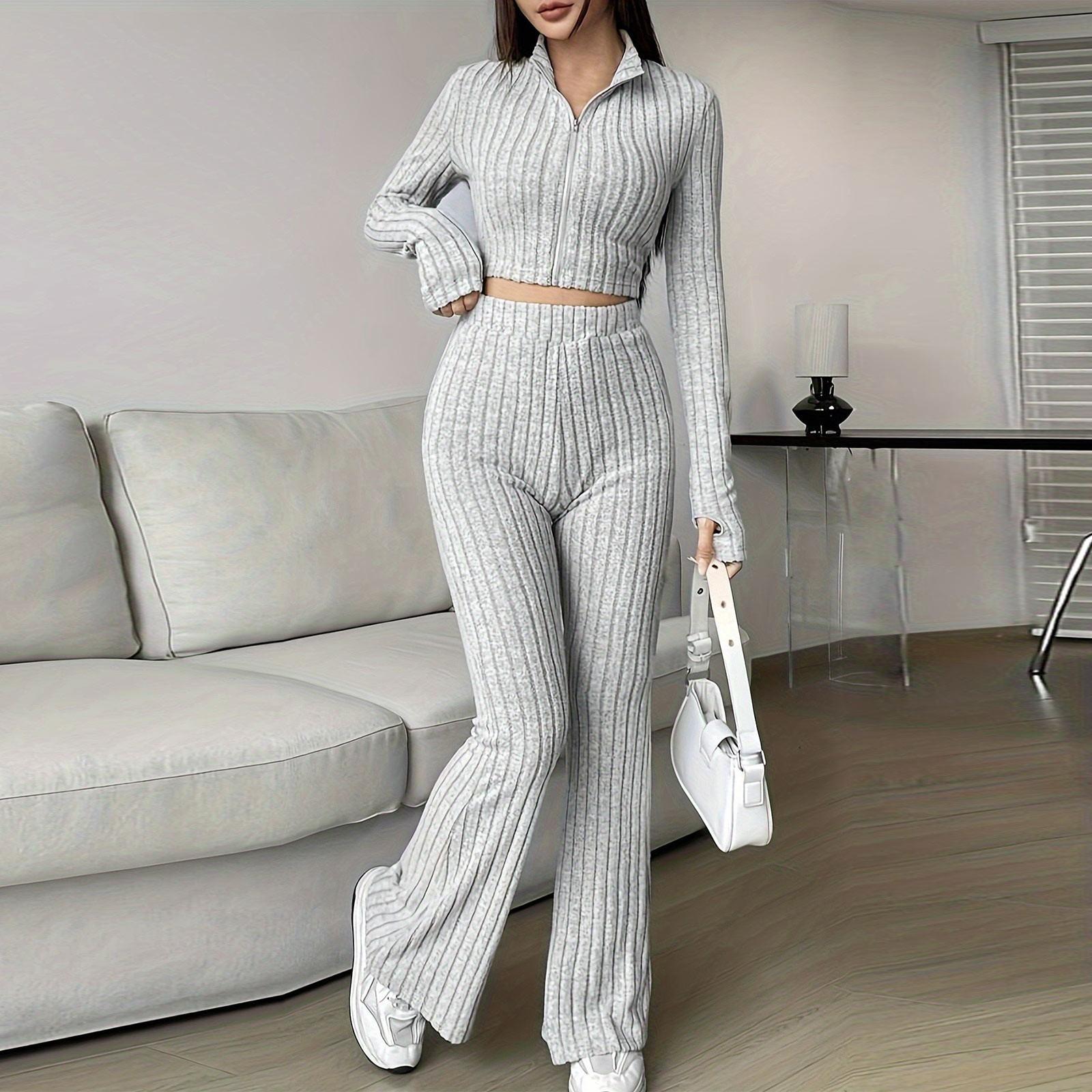 

Женский модный однотонный ребристый костюм из двух частей с застежкой-молнией, коротким топом с длинными рукавами и расклешенными брюками с высокой талией XL светло-серый