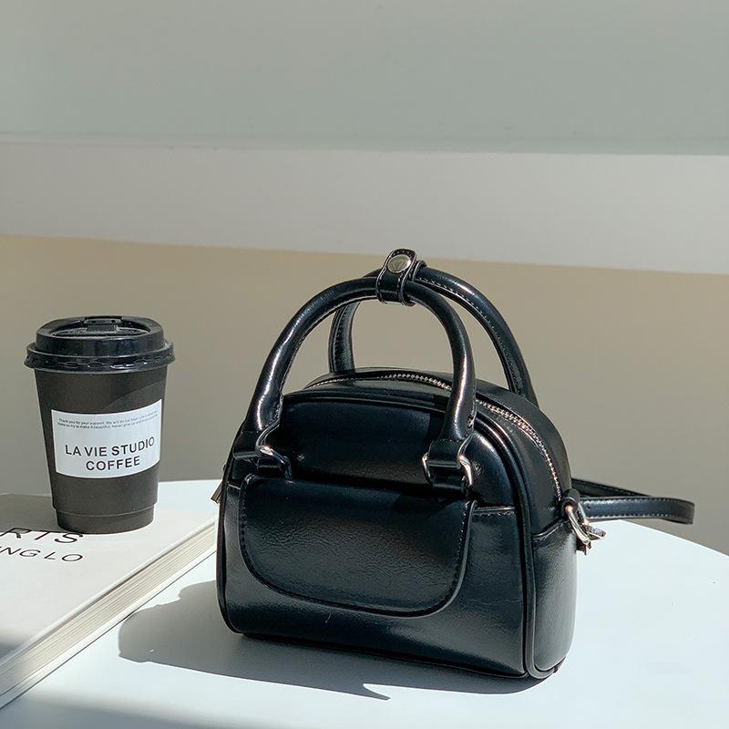 Korean Niche Women s Fashionable Boston Handbag, High-end and Personalized Crossbody Bag, Small Commuting Handbag чёрный