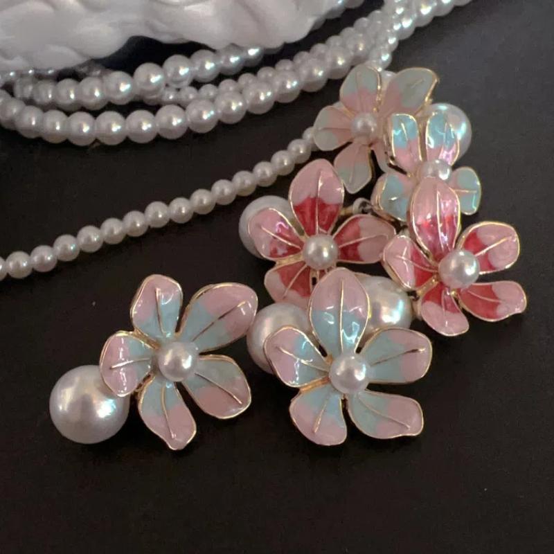 

Peach Heart Shell Court Minimalism Oil Painting Series French Style Temperament Ear Studs