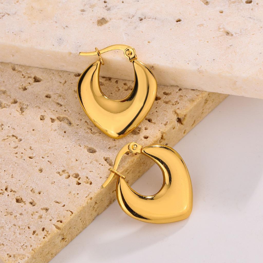 Hong Kong style retro light luxury U-shaped earrings 11k gold niche stud earrings jewelry design sense Spice girl earrings