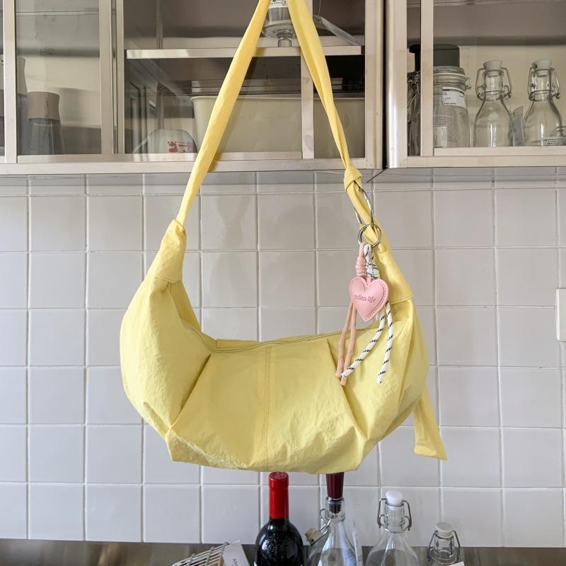 Niche Japanese and Korean literary messenger bag 2025 summer new simple versatile dumpling bag candy-colored casual shoulder bag