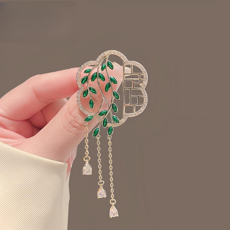 Vintage Peony Pearl Fan Brooch: Elegant Retro Flower Pin for Women’s Suits