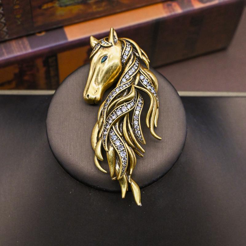 Vintage Heavy Industry Design Alloy Rhinestone Horse Head Brooch - Retro 3D Relief Jewelry.