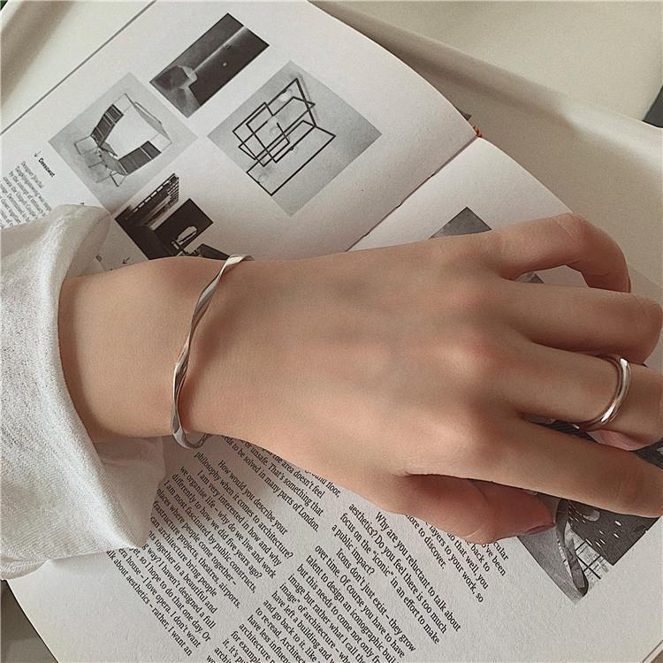 2025 Retro Open Bracelet with Celebrity-Inspired Design and Elegant Ring Detail for Women