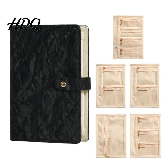 Weiche gesteppte Schmuckaufbewahrungsbox Buch-Set PU-Leder Reise-Organizer mit 5 herausnehmbaren Samtseiten für Ohrringe und Ringe Beutel für Halsketten