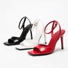 Schwarze Sandalen mit offenem Zehenbereich und quadratischer Spitze mit Kreuzriemen, hohe Absätze - Elegante Sommer-Mode