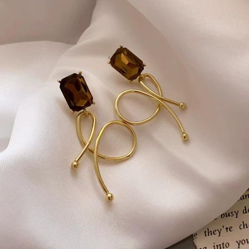 

Серебряные серьги-квадраты с бриллиантами Майяра - Высокая мода для женщин