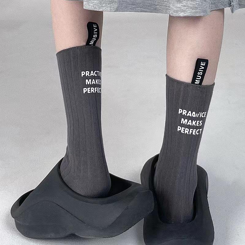 

Trendy Niche Design Heel Label Socks – Unisex Mid-Calf Sport Cotton Socks for Influencers One Size
