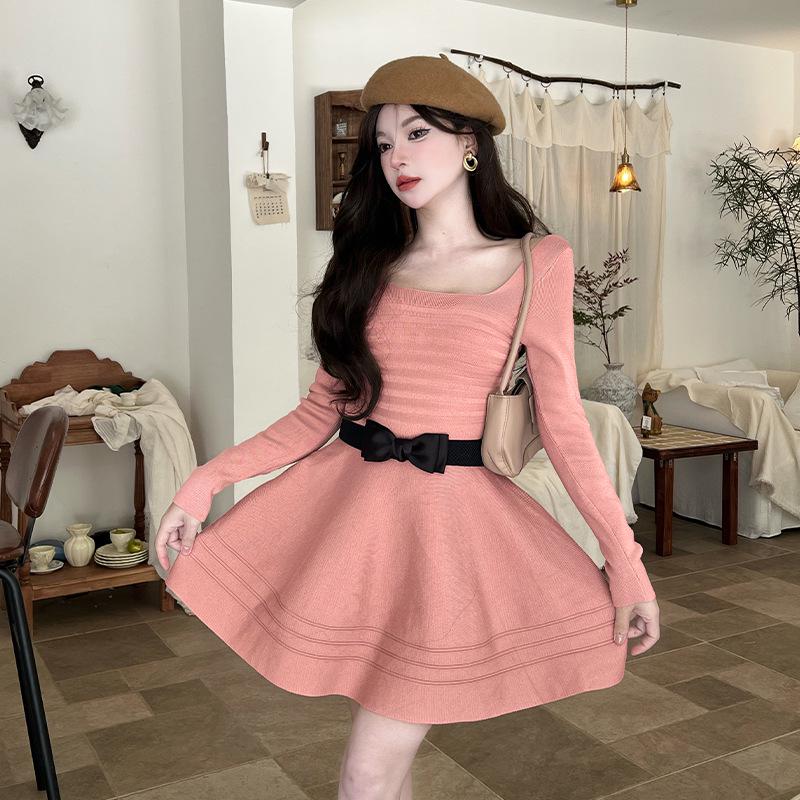 Robe élégante en maille française: Robe Automne/Hiver Coupe Ajustée avec Jupe Évasée Découpée
