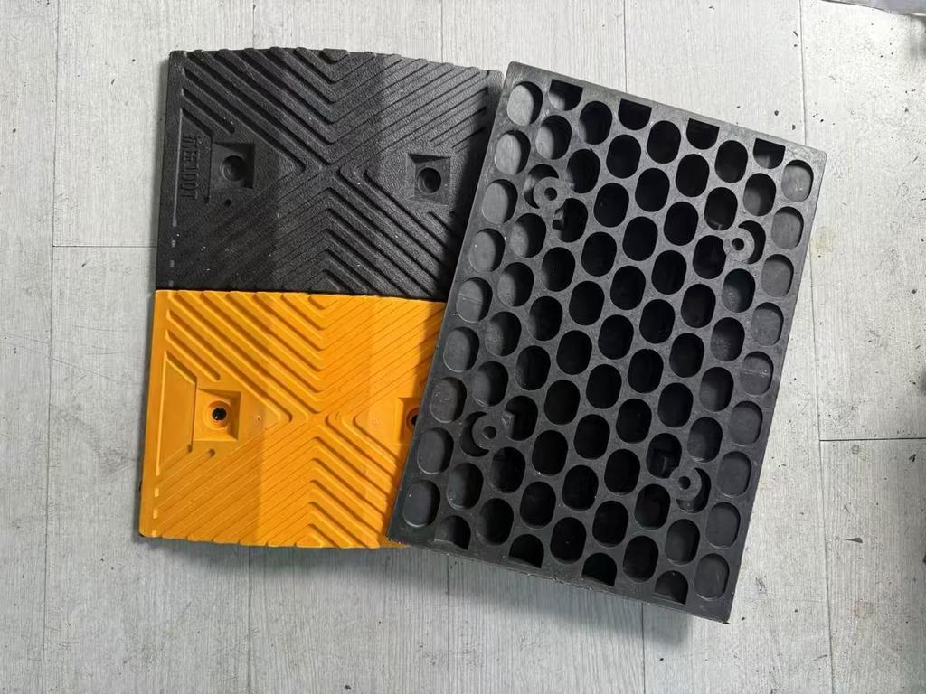 Rubber Speed Bump Curb Ramp Mat for Road, Parking, and Doorway Use