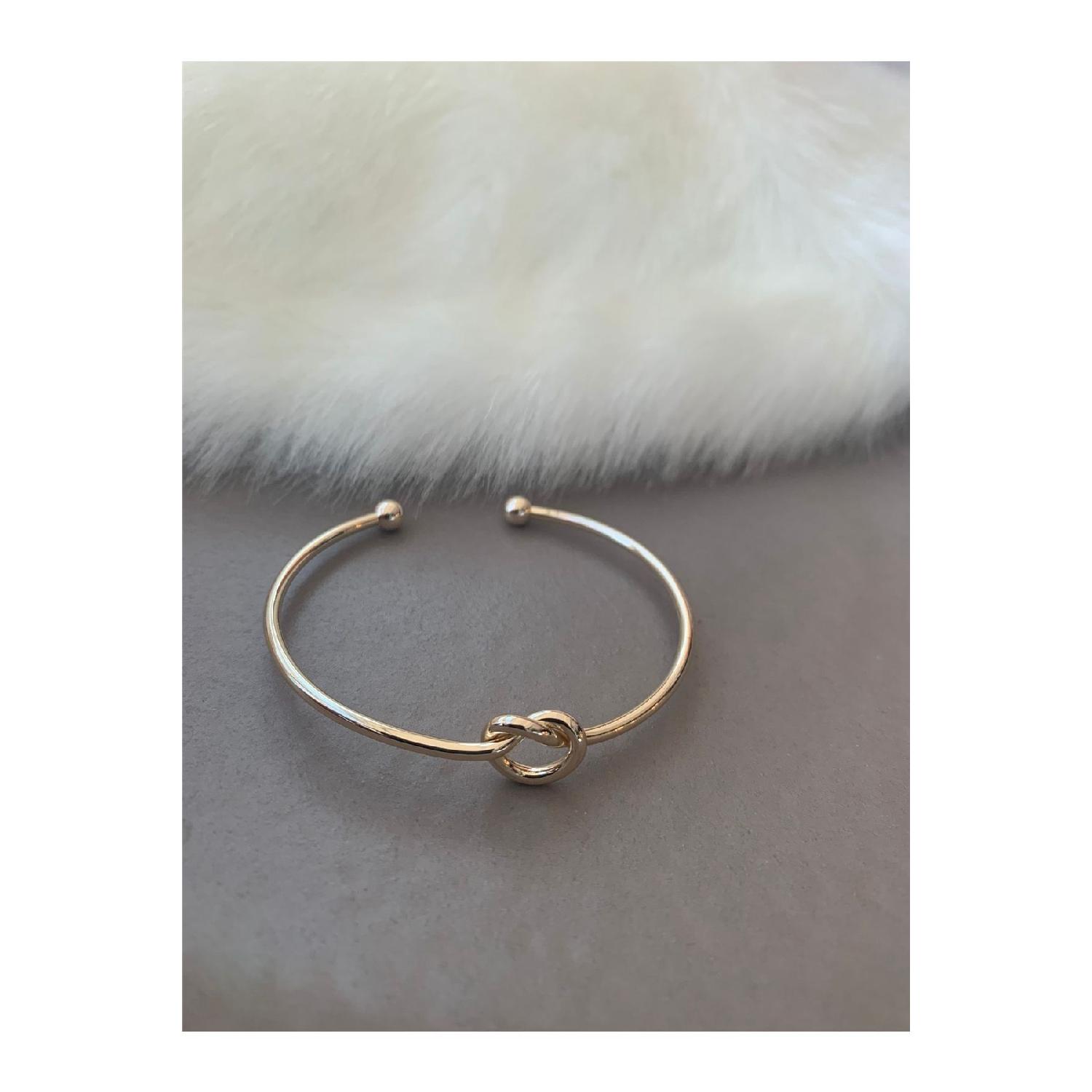 

Тонкий браслет с узлом золотой