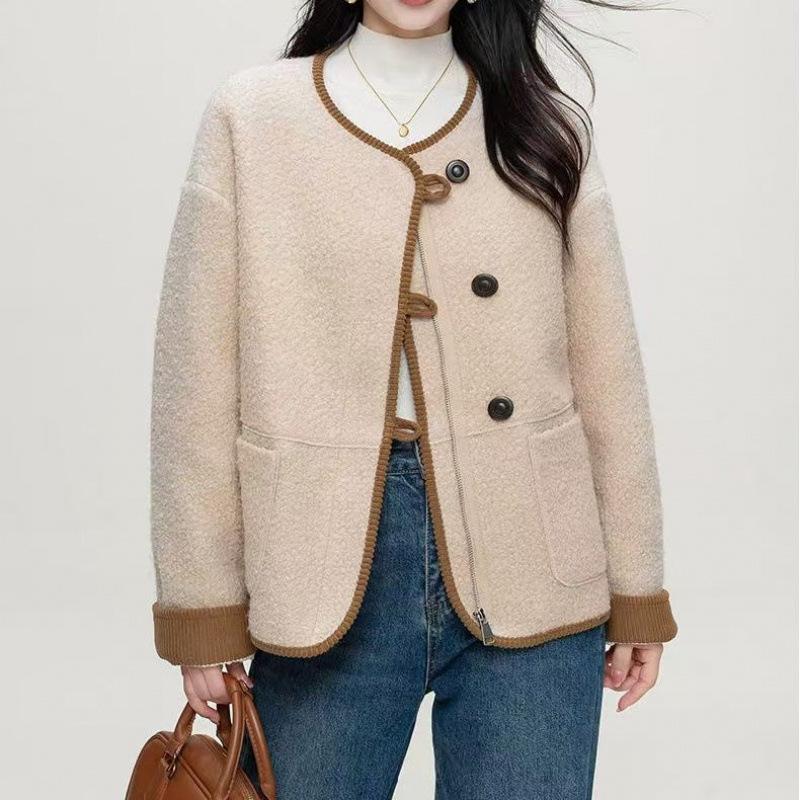 Эта короткая дубленка для начала зимы модная и универсальная. Это новый топ-коат в китайском стиле для миниатюрных людей с ноткой элегантности. S