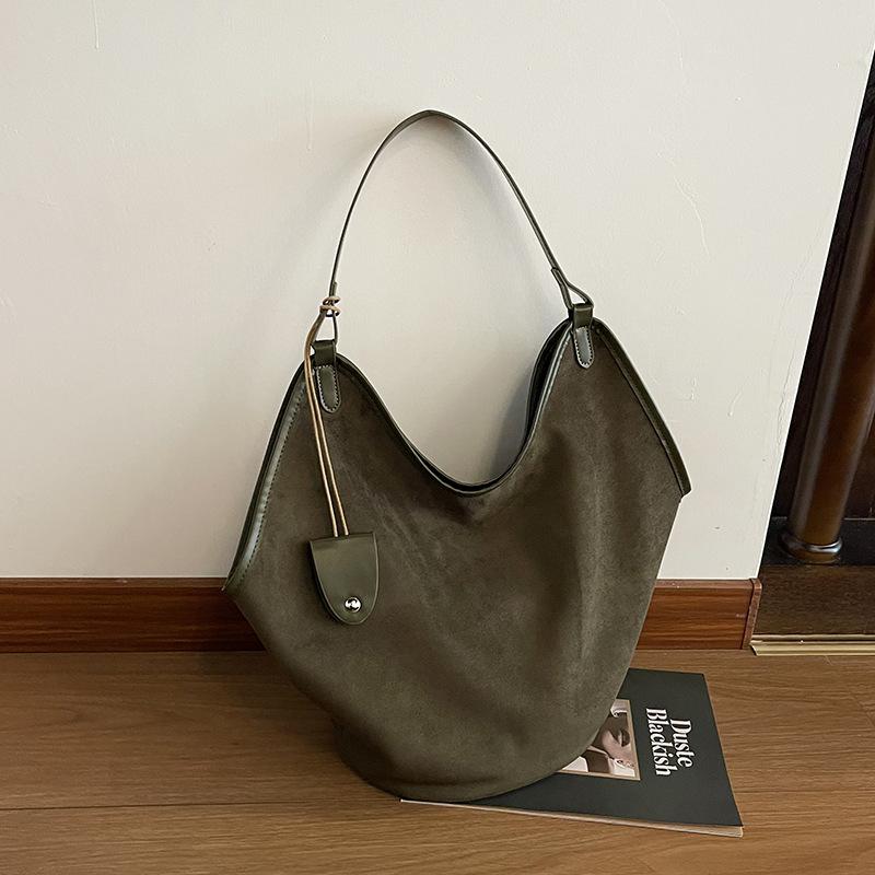 Fashion bucket bag, new large-capacity retro casual commuting shoulder bag, underarm bag, dumpling bag.