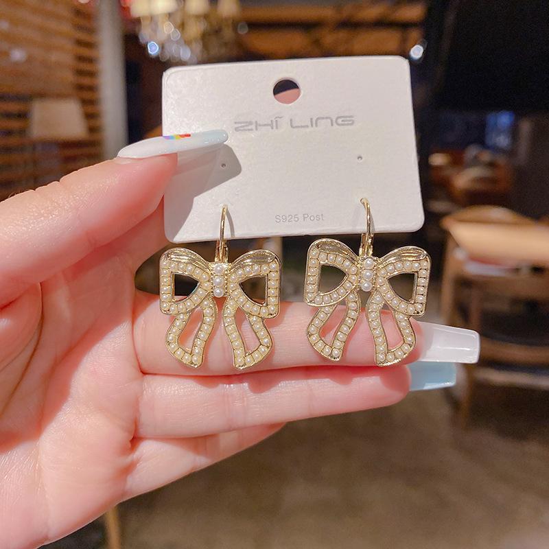Orecchini alla moda con frange, lussuosi e sofisticati, dal fascino elegante. Lunghi Orecchini di Perle per uno Stile Versatile e Raffinato.