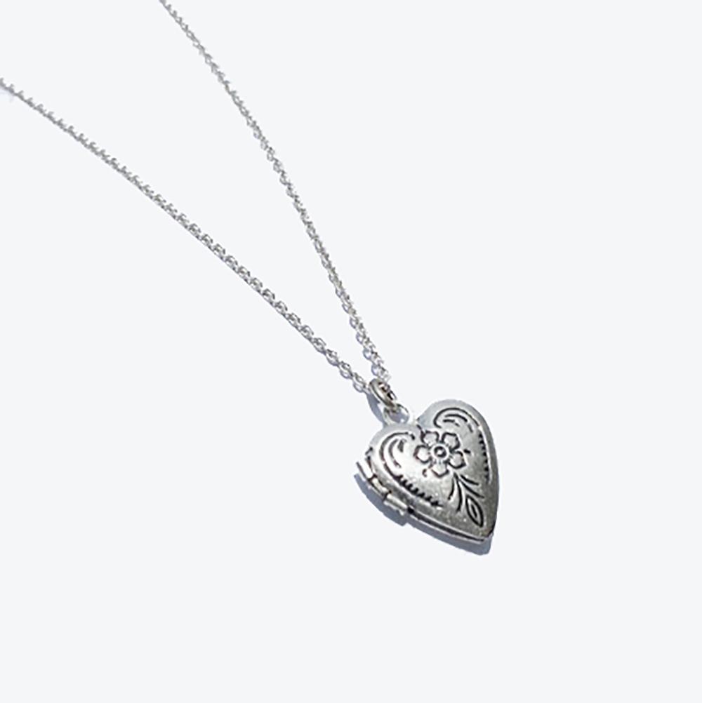 Rush Off Heart Socket Pendant Chain Necklace (Silver Plated)