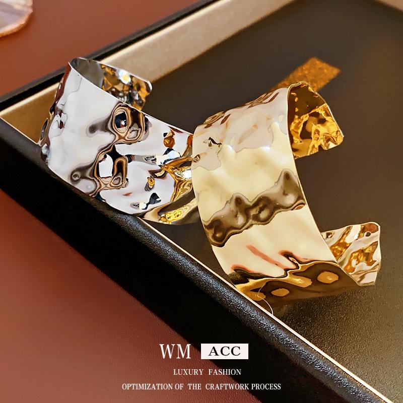 European & American Pleated Metal Bangle: Elegant Cold-Style Bracelet with High-End Luxury Design