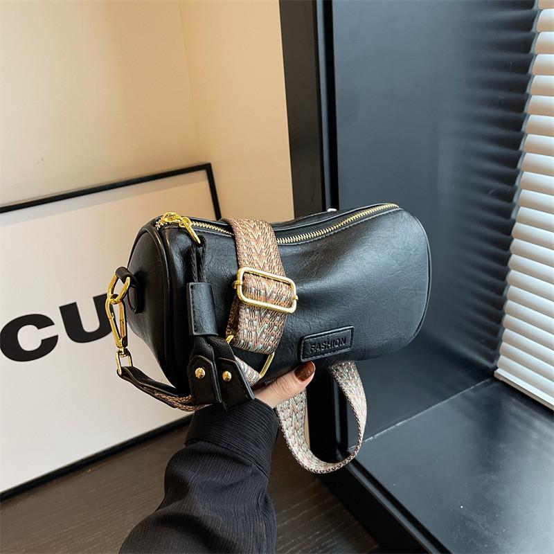 Trendy Urban Minimalist Pu Leather Pillow Shoulder Bag With Wide Shoulder Strap