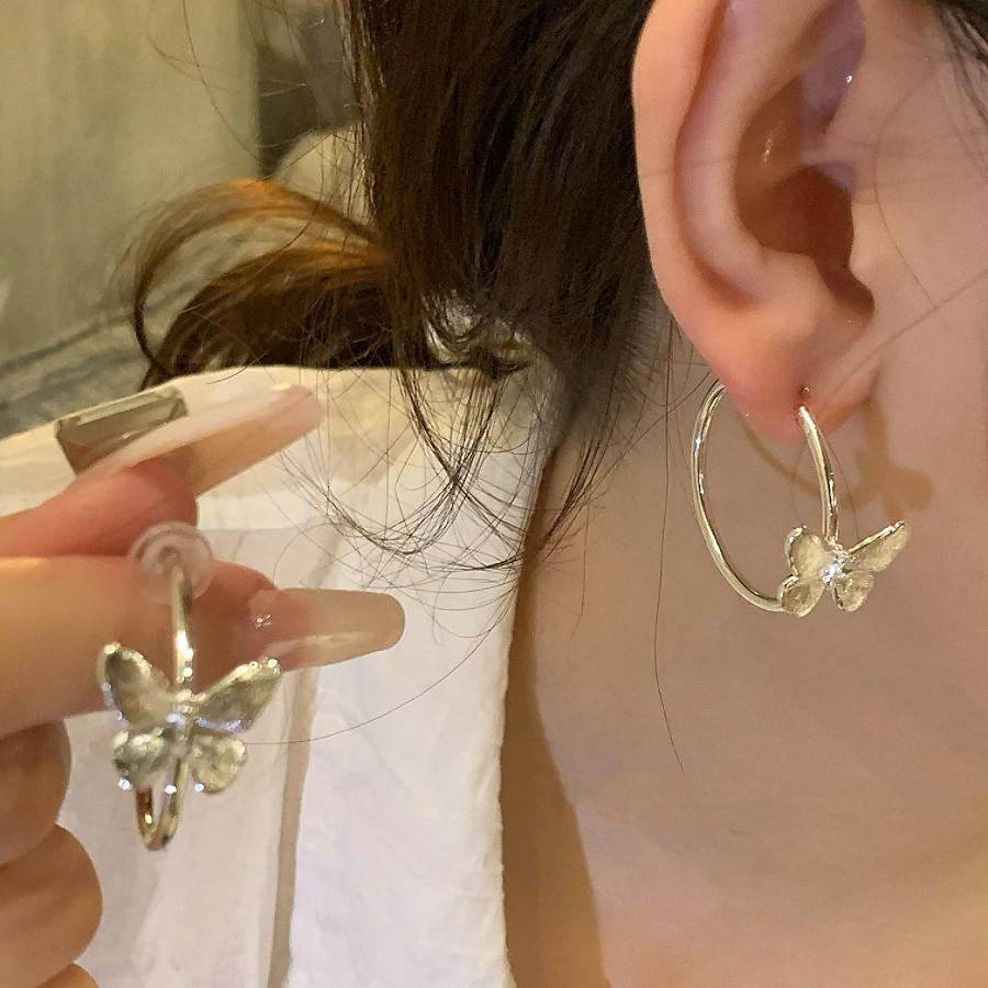 Silver needle butterfly pattern letter C-shaped stud earrings female Korean niche cold wind earrings fashion temperament earrings