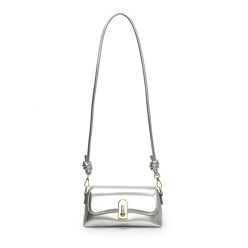 This year, Korean simple commuter style women's temperament small square bag high sense casual versatile fashion messenger bag is popular.