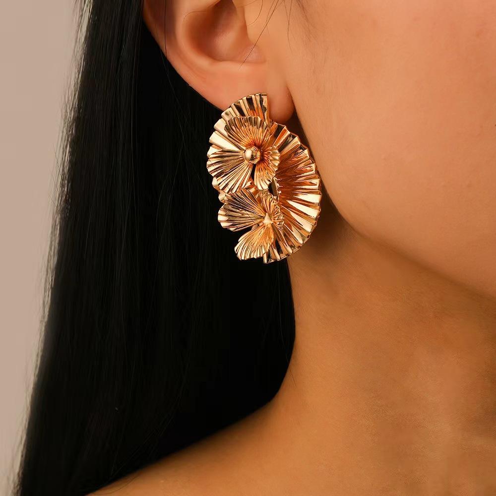 Wind simple earrings premium sense metal flower stud earrings retro court style earrings