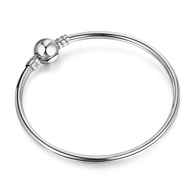 Eenvoudig zelf te maken slangenkettingarmband met Europese bedeltjes, een modieuze sieradenstijl voor dames, zoals die van Mary Poppins.