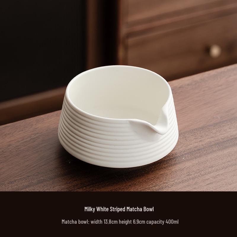 Ręcznie robiona duża japońska ceramiczna miseczka do matchy i zestaw trzepaczki