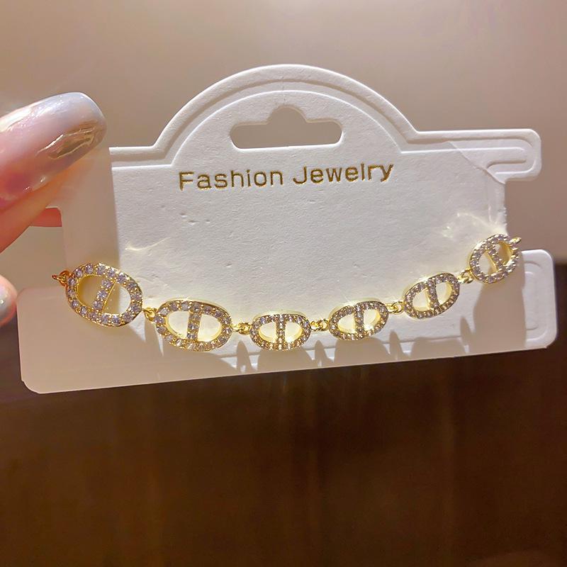 Pozłacana Bransoletka z Cyrkoniami i Klamrą w Kształcie Świńskiego Noska - Luksusowy, Modny i Unikalny Design