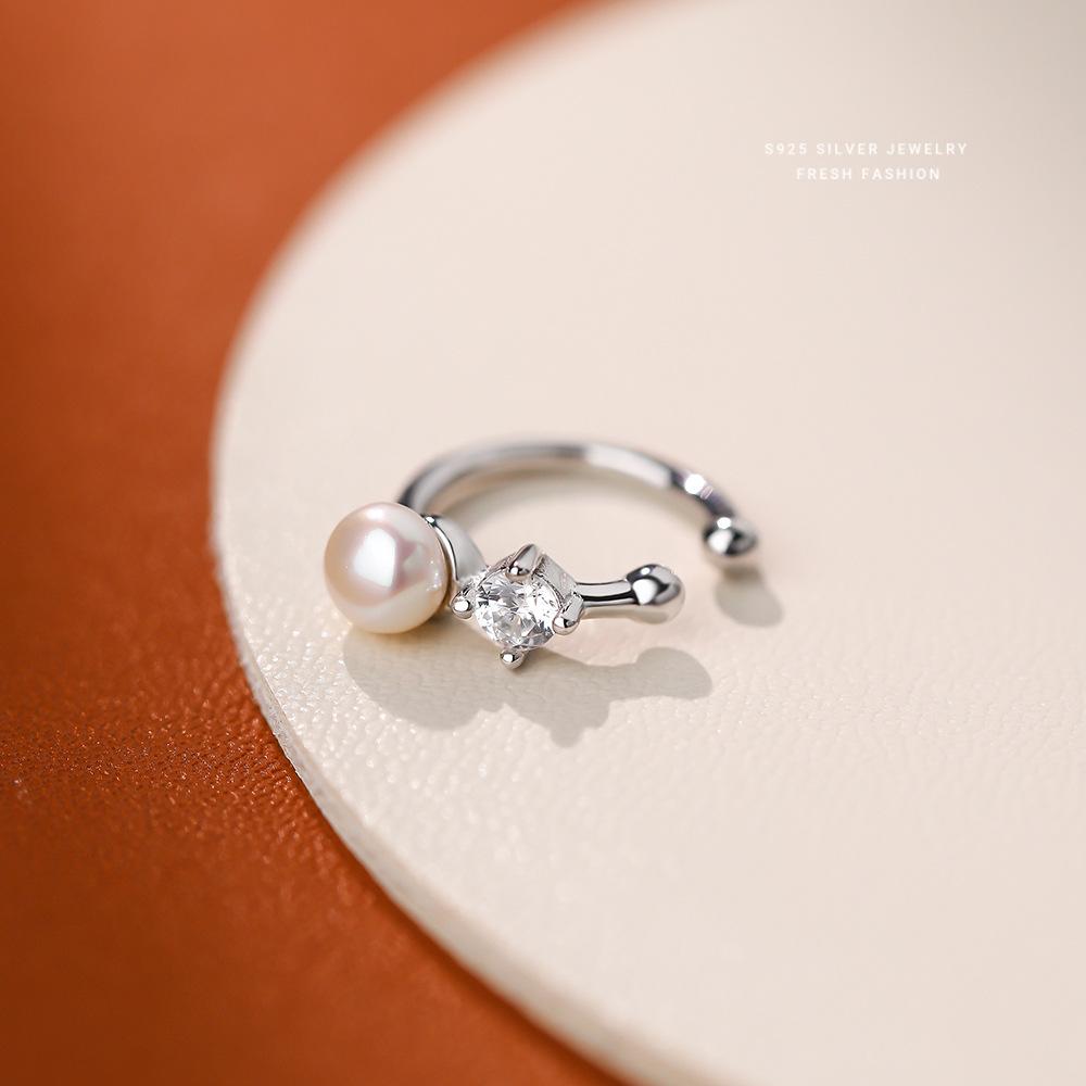 

French Retro Light Luxury Natural Freshwater Pearl Ear Clip for Women Exquisite Zircon Earrings срібний