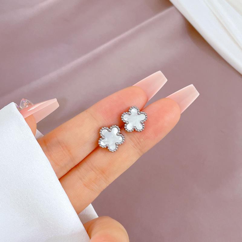 Cercei minimaliști tip stud din oțel titan cu sidef și trifoi cu patru foi - Design androgin pentru temperament individual și eleganță de banchet.