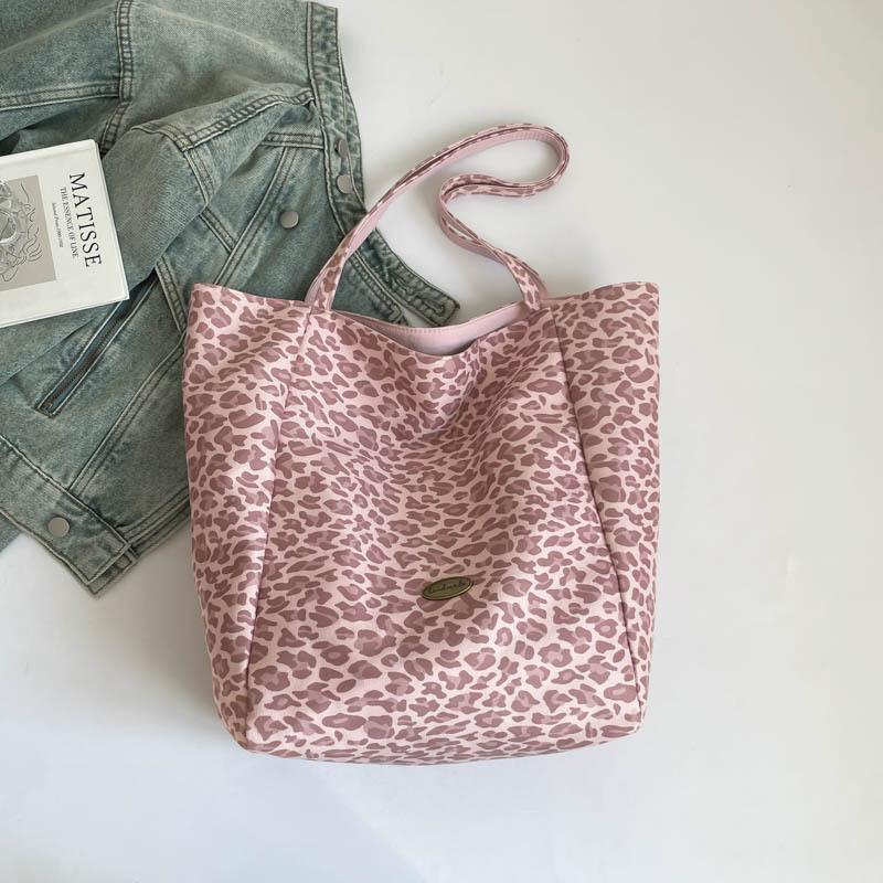 

Сумка с леопардовым принтом женская большой вместимости 2025 новая корейская версия повседневная простая двусторонняя на плечо сумка-тоут для поездок на работу