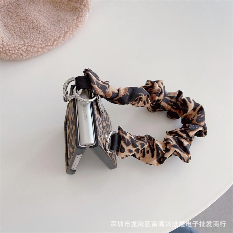 Applicable To Samsung ZFlip3 Leopard Print Folding Mobile Phone Case Portable Silk Scarf Zflip4 Back Cover Integrated Protective Case Japan