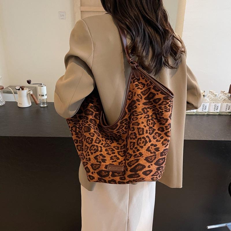 

Премиальная ретро сумка через плечо с леопардовым принтом, женская сумка большой вместимости, модная, универсальная, повседневная сумка-тоут, осенне-зимняя сумка под мышкой 50*20*33 коричневый