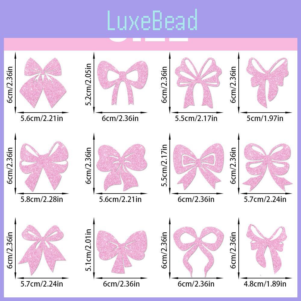 Ozdoba na narozeninový dort se zlatými třpytivými papírovými mašlemi a vlaječkami pro slavnostní oslavu