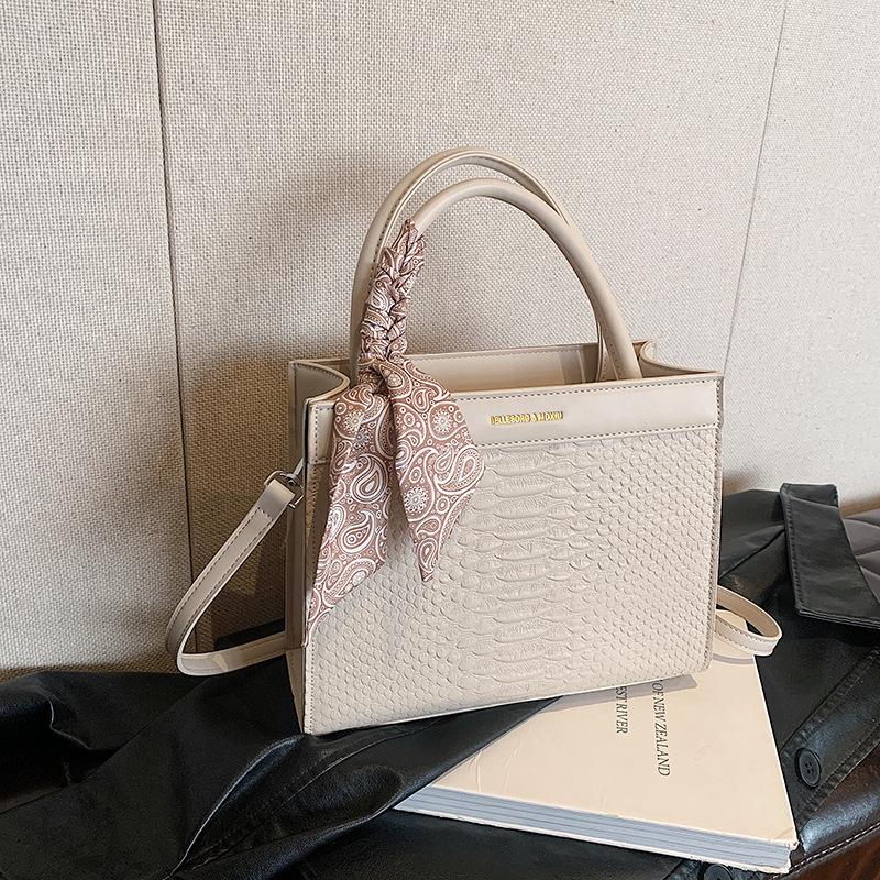 

Новый высококачественный шелковый шарф с крокодиловым узором, сумка-убийца, портативная на плечо, женская сумка бежевый