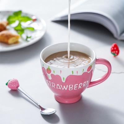 Tazza alla fragola creativa e adorabile Tazza per l'acqua in ceramica Tazza per il caffè Tazza per il latte Tazza per il tè pomeridiano Tazza per l'acqua di grande capacità