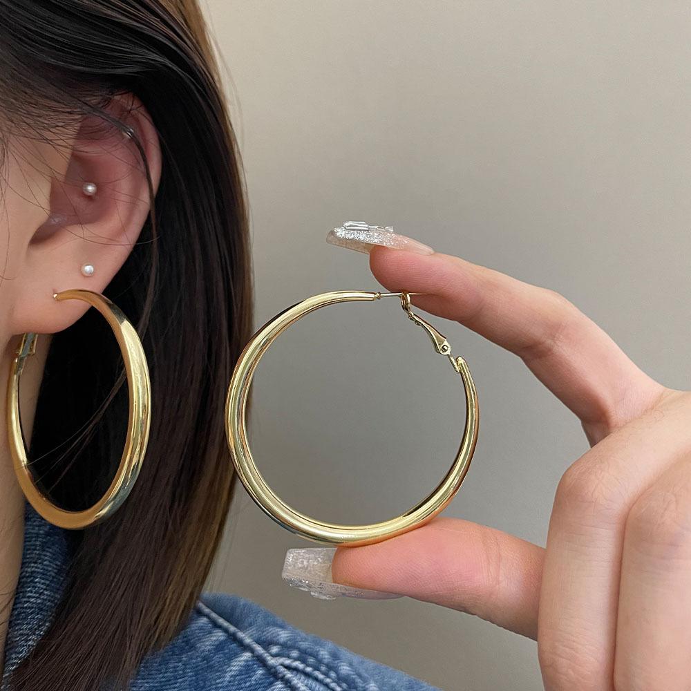 Ballad-style Elegant Round Earrings for Girls, Featuring Small-scale, Exclusive, Luxurious and Fashionable Design, with Exaggerated Style.