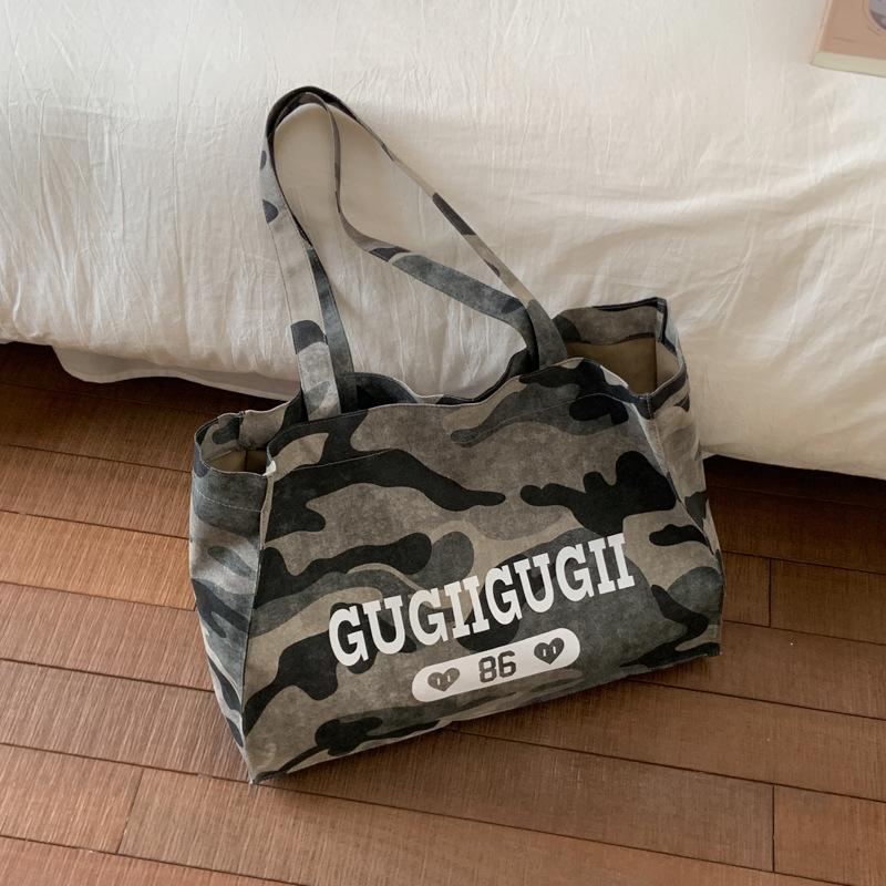 

2025 new American retro tote bag street trend camouflage shoulder bag large capacity personalized commuter shopping bag 46.5*14*34 серый