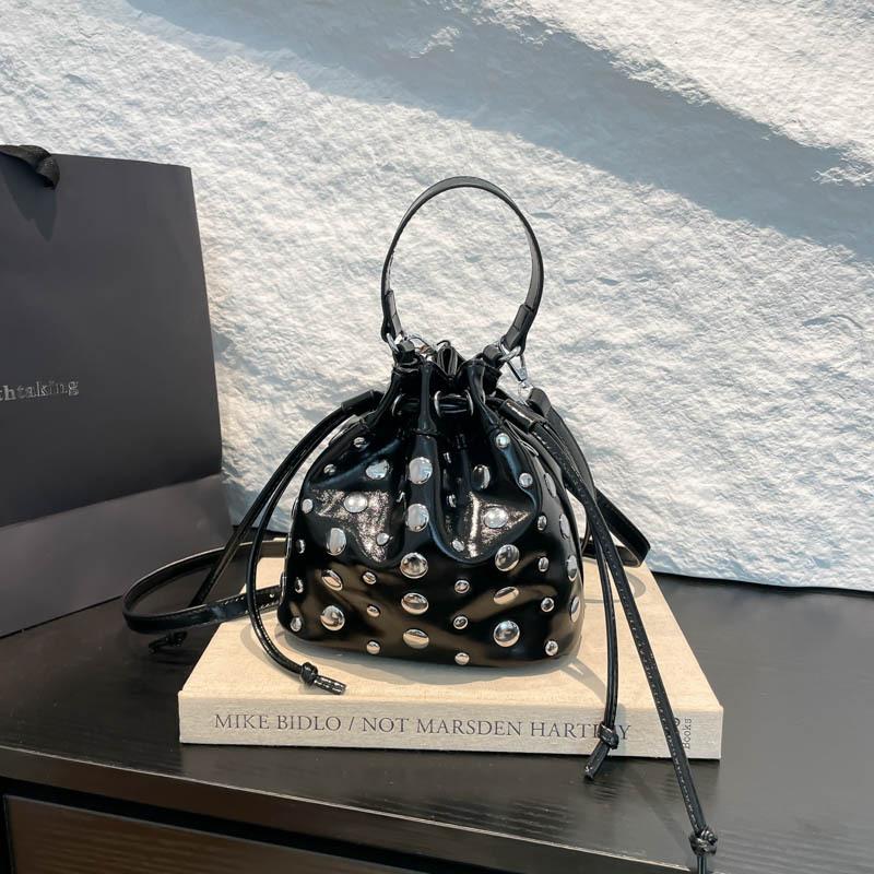

Punk style rivet messenger bag women s new summer fashion locomotive style shoulder dumpling bag чёрный