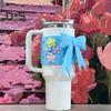 Silikon-Becherhülle für 40-oz-Becher, DIY-Set mit Schleife und Blumenanhänger, rutschfeste Schutzhülle, spülmaschinenfest, Geschenk für Becherliebhaber