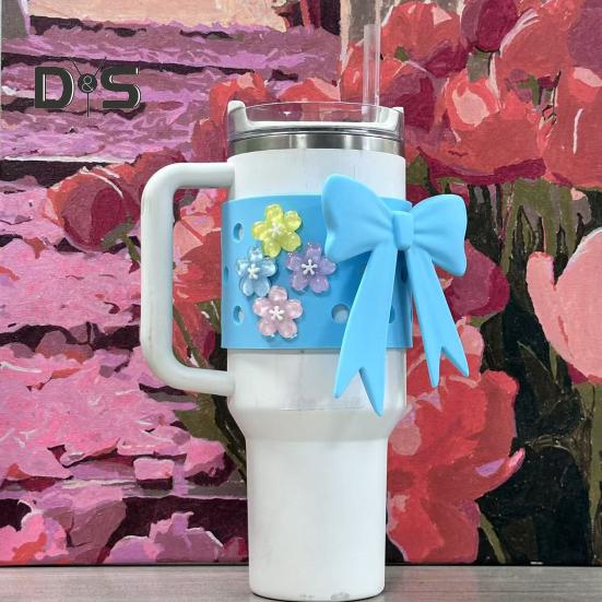 Silikon-Becherhülle für 40-oz-Becher, DIY-Set mit Schleife und Blumenanhänger, rutschfeste Schutzhülle, spülmaschinenfest, Geschenk für Becherliebhaber