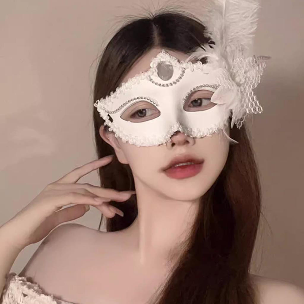 Elegant Lace Half-Face Feather Mask for Halloween Party or Masquerade