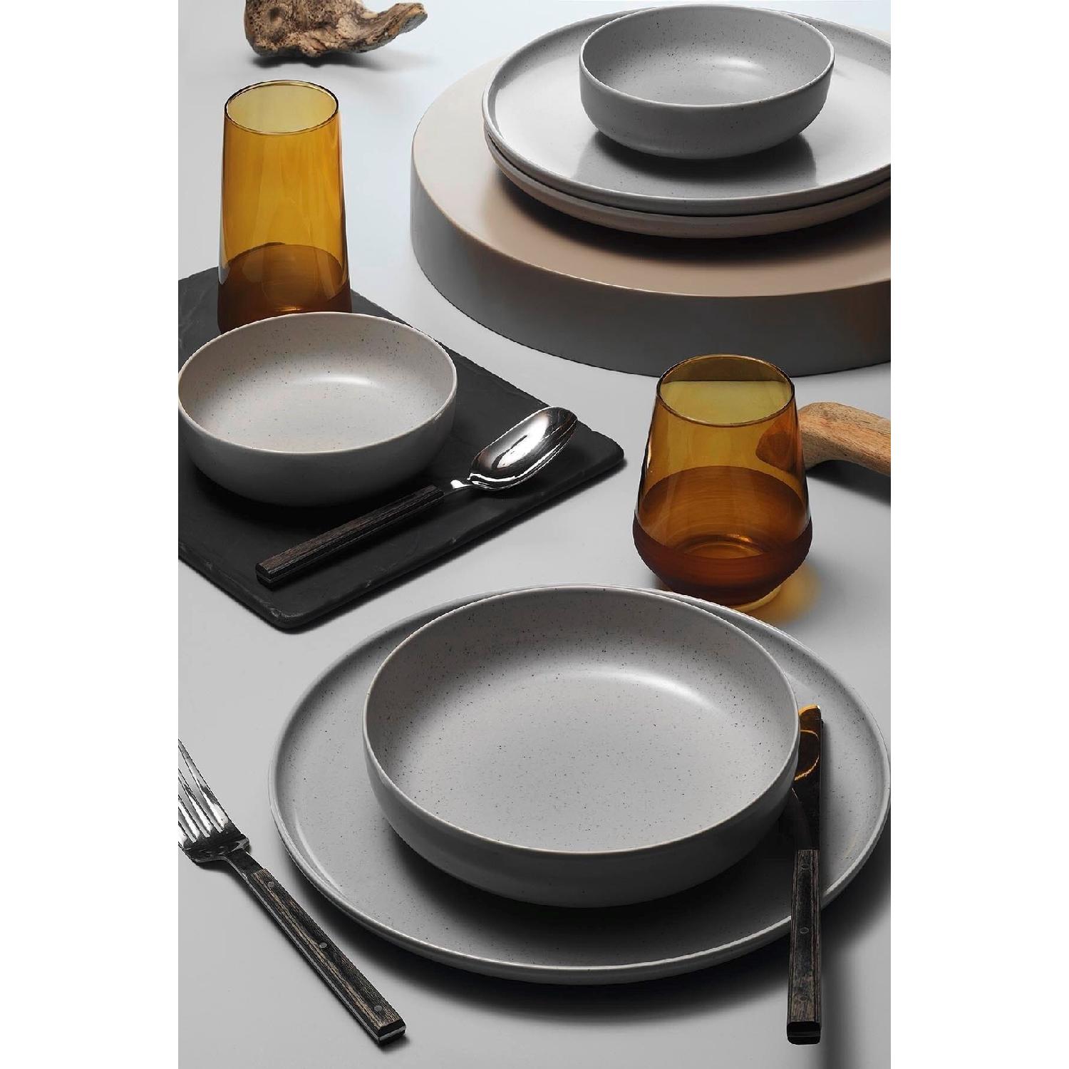

Moderna 18 Piece Dinner Set For 6 Persons Gray сірий колір