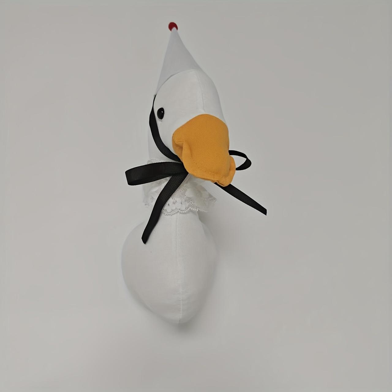 

Очаровательный настенный декор в виде скандинавской утки - Очаровательная плюшевая утка с черным бантом из ленты, белыми перьями и красным клювом