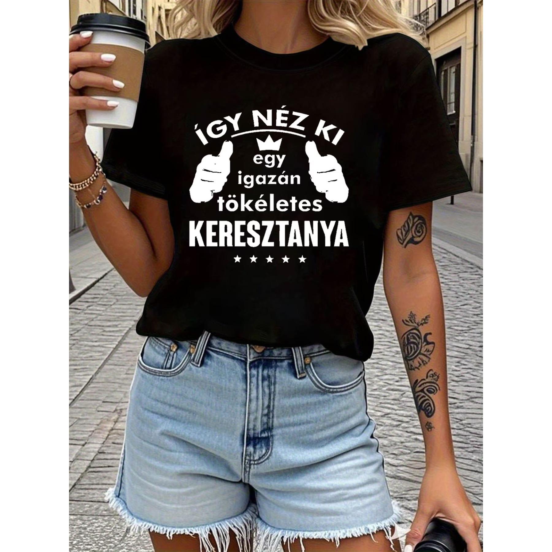 

Женская венгерская футболка ÍGY NÉZ KI Egy Igazán Perfeketty Keresztanya - Повседневный топ с коротким рукавом и круглым вырезом с надписью Крестная S чёрный