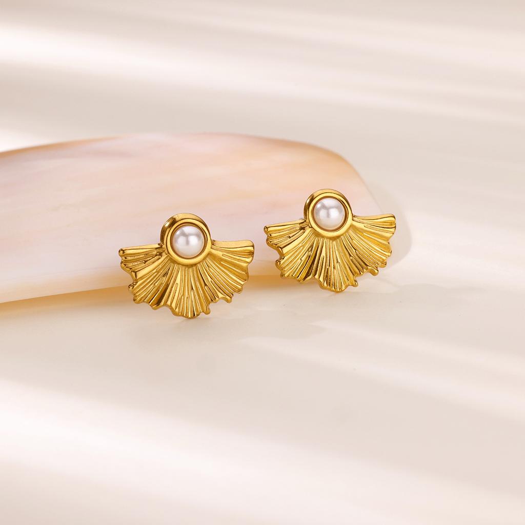 Titanium Steel Stud Earrings Female Pearl Flower Light Luxury High-end Sense Niche Temperament Non-fading Earrings Versatile Earrings