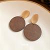 New Chinese silver needle round wood chip pendant earrings, retro niche design stud earrings, fashionable and high-end earrings.