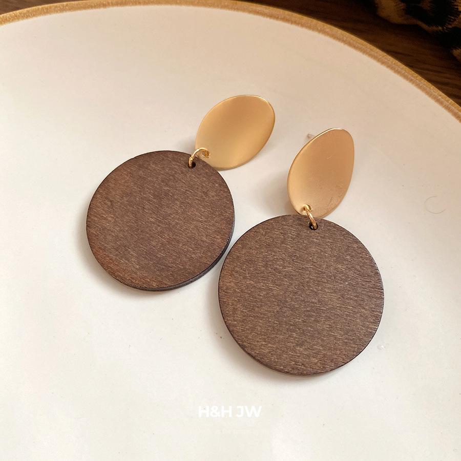 New Chinese silver needle round wood chip pendant earrings, retro niche design stud earrings, fashionable and high-end earrings.