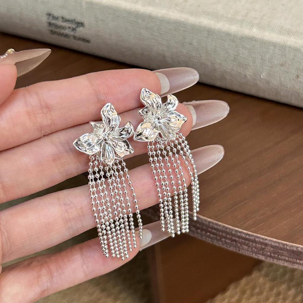 Exaggerated 3D Flower Pearl Earrings: Light Luxury, High-End Metal Style Studs